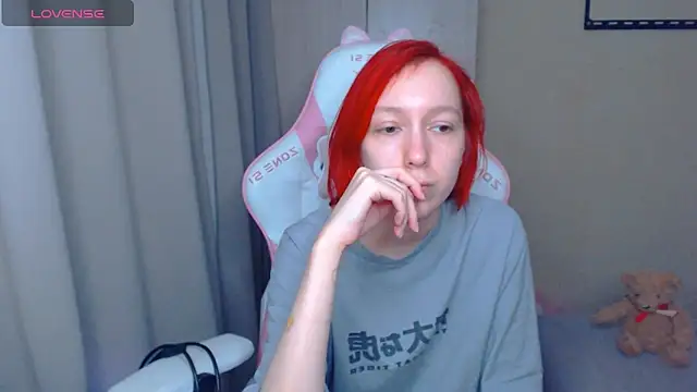 Snapshot of LeahGottty chatting on 10-14-25, 05:08 LeahGottty online show from 10-14-25, 05:08