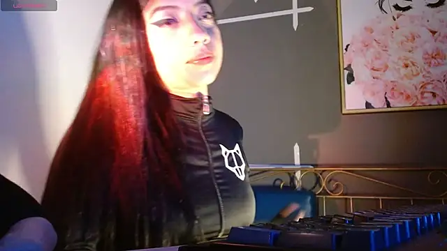Snapshot of Ey_im_simone chatting on 09-26-25, 08:13 Ey im simone online show from 09-26-25, 08:13