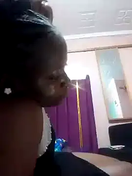 Snapshot of slender-qwene chatting on 10-15-25, 05:46 slender-qwene online show from 10-15-25, 05:46