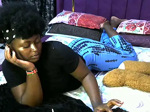 Snapshot of slender-qwene chatting on 11-24-25, 12:27 slender-qwene online show from 11-24-25, 12:27