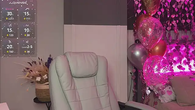 Snapshot of XtraHotX chatting on 02-21-25, 01:11 XtraHotX online show from 02-21-25, 01:11