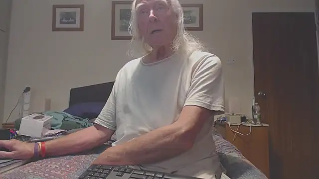 Snapshot of WaverlyKernow chatting on 04-16-26, 02:29 WaverlyKernow online show from 04-16-26, 02:29