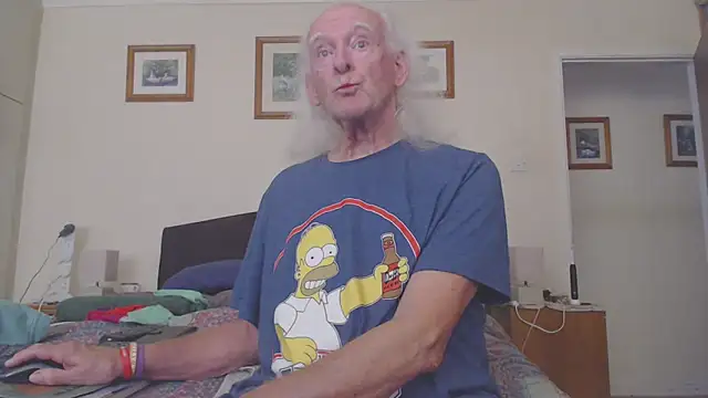 Snapshot of WaverlyKernow chatting on 04-21-26, 01:06 WaverlyKernow online show from 04-21-26, 01:06