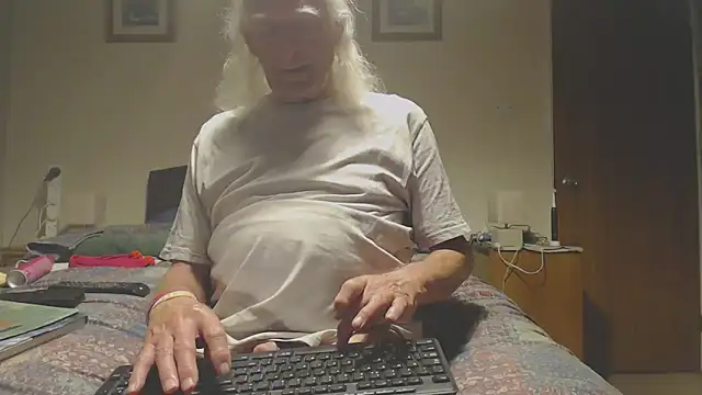 Snapshot of WaverlyKernow chatting on 04-24-26, 07:27 WaverlyKernow online show from 04-24-26, 07:27