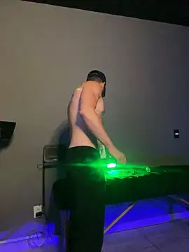 Snapshot of MachineDien chatting on 12-14-25, 02:11 MachineDien online show from 12-14-25, 02:11