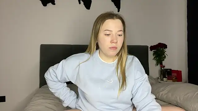 Embersweetbunny online show from 02-12-25, 03:49