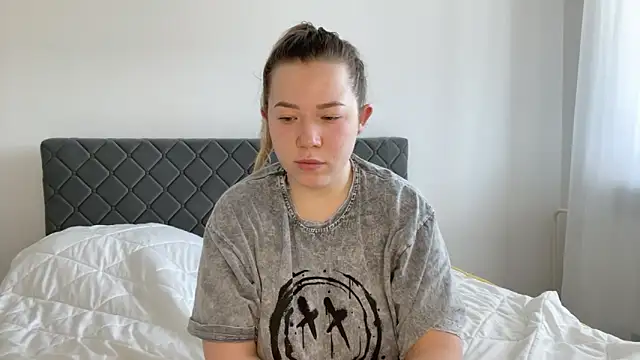 Embersweetbunny online show from 03-17-25, 06:40