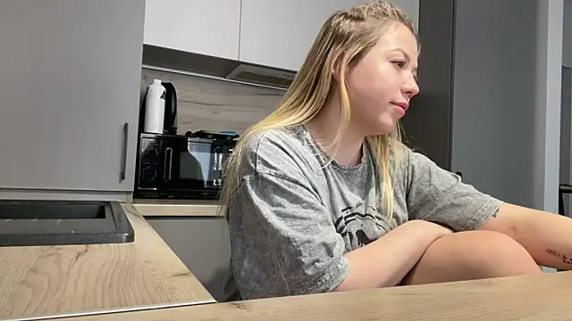 Embersweetbunny online show from 11-18-25, 09:36