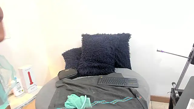 Lizzie Williams  online show from 11-26-25, 03:18