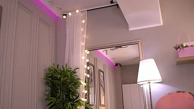 Snapshot of NicoleCellini chatting on 03-13-26, 07:31 NicoleCellini online show from 03-13-26, 07:31