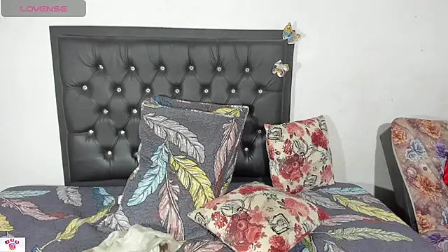 Snapshot of Darlyquenn11 chatting on 12-21-24, 03:25 Darlyquenn11 online show from 12-21-24, 03:25