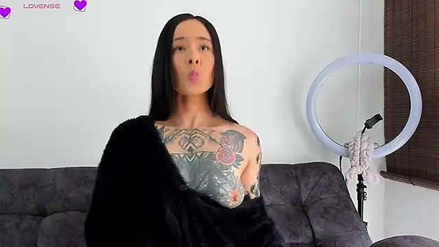 Snapshot of VeronicaTonu chatting on 10-15-25, 02:28 VeronicaTonu online show from 10-15-25, 02:28
