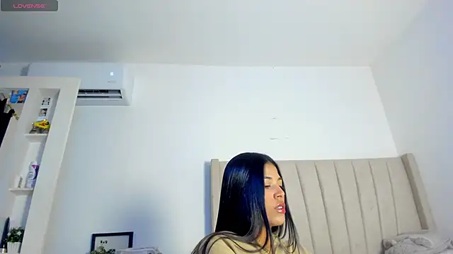 Snapshot of Mady-Edwards chatting on 11-27-25, 10:23 Mady-Edwards online show from 11-27-25, 10:23