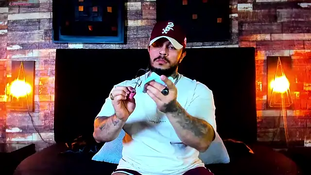 Snapshot of Van_Velckan chatting on 01-21-25, 03:48 Van Velckan online show from 01-21-25, 03:48