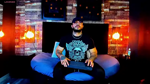 Snapshot of Van_Velckan chatting on 01-26-25, 03:27 Van Velckan online show from 01-26-25, 03:27