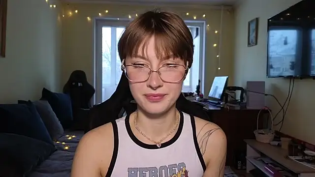 Snapshot of MalvinaBlum chatting on 12-18-25, 03:23 MalvinaBlum online show from 12-18-25, 03:23