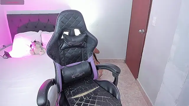 evelyn 23 online show from 10-09-25, 04:49