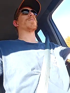 Snapshot of REDHAMMER_ chatting on 02-18-26, 09:11 REDHAMMER online show from 02-18-26, 09:11