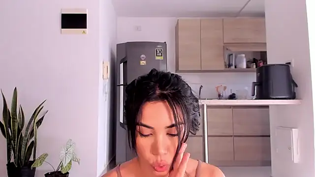 AnaHenao online show from 12-14-25, 08:02