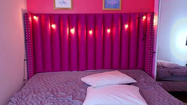 Snapshot of littleebonny chatting on 02-20-25, 01:51 littleebonny online show from 02-20-25, 01:51