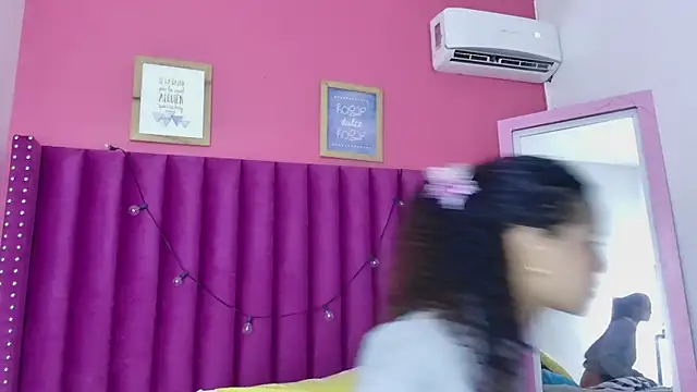 Snapshot of littleebonny chatting on 12-15-25, 01:04 littleebonny online show from 12-15-25, 01:04