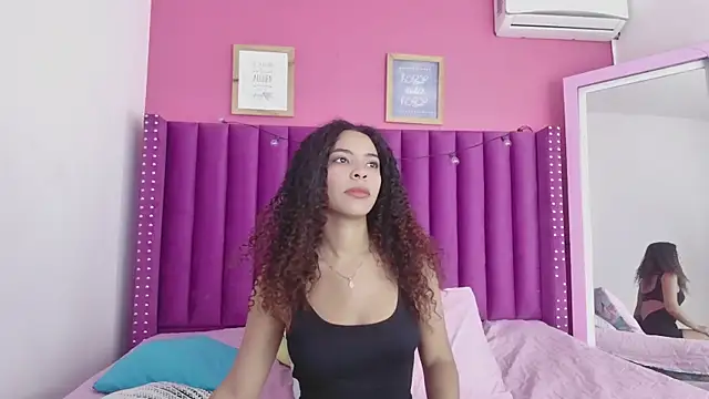 Snapshot of littleebonny chatting on 12-17-25, 12:44 littleebonny online show from 12-17-25, 12:44