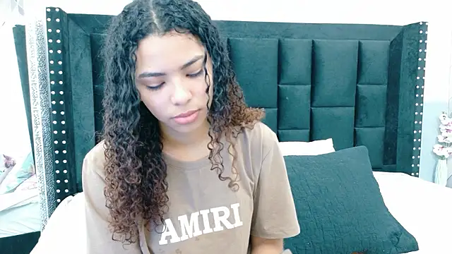 Snapshot of littleebonny chatting on 01-18-26, 07:50 littleebonny online show from 01-18-26, 07:50