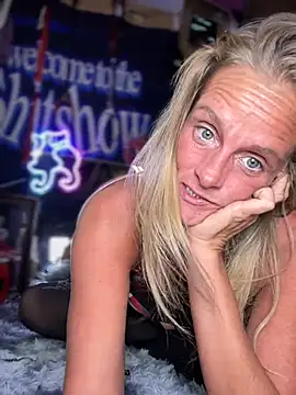 Snapshot of vixendoll87 chatting on 12-23-24, 05:17 vixendoll87 online show from 12-23-24, 05:17