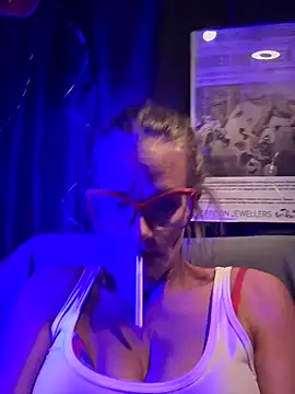 Snapshot of vixendoll87 chatting on 03-01-25, 03:21 vixendoll87 online show from 03-01-25, 03:21