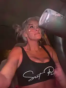 Snapshot of vixendoll87 chatting on 11-26-25, 12:33 vixendoll87 online show from 11-26-25, 12:33