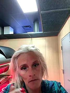 Snapshot of vixendoll87 chatting on 11-30-25, 01:31 vixendoll87 online show from 11-30-25, 01:31