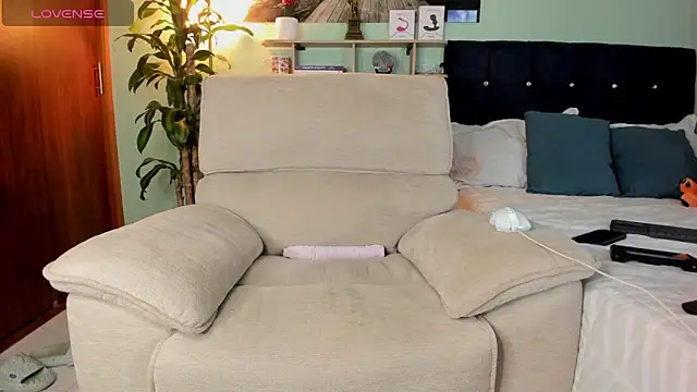 Snapshot of Neganhot_ chatting on 02-19-26, 11:12 Neganhot online show from 02-19-26, 11:12