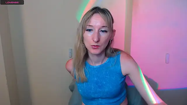 Snapshot of AmandaSell chatting on 07-17-26, 06:53 AmandaSell online show from 07-17-26, 06:53