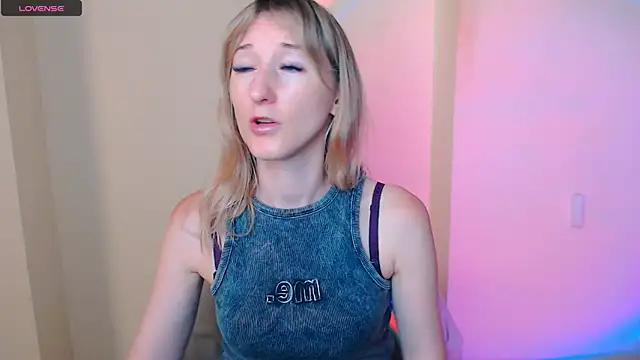 Snapshot of AmandaSell chatting on 07-20-26, 06:17 AmandaSell online show from 07-20-26, 06:17