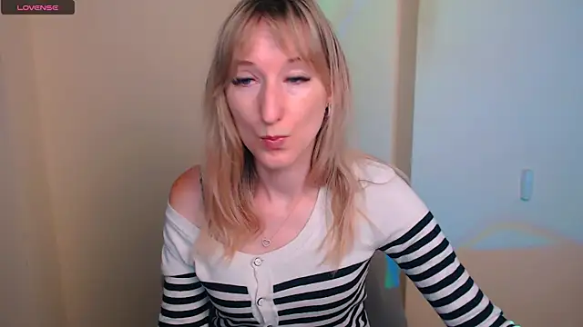 Snapshot of AmandaSell chatting on 07-24-26, 06:55 AmandaSell online show from 07-24-26, 06:55