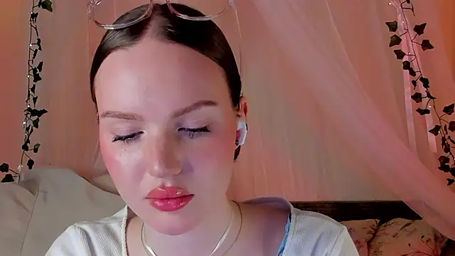 Snapshot of MishkaMe chatting on 02-08-25, 06:44 MishkaMe online show from 02-08-25, 06:44