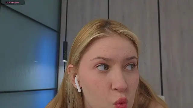 Monikacutie online show from 03-23-25, 04:27