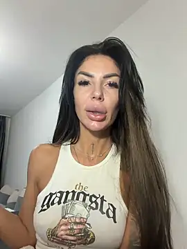 Snapshot of RaquelleVon chatting on 03-30-26, 04:35 RaquelleVon online show from 03-30-26, 04:35