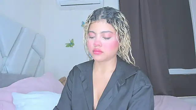 sofiacastillo01 online show from 04-28-26, 08:14