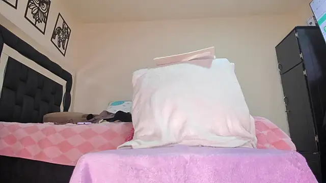 Snapshot of Rachel-milfy- chatting on 06-12-26, 06:07 Rachel-milfy- online show from 06-12-26, 06:07