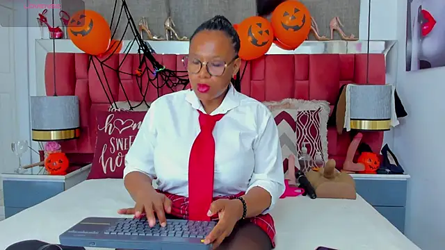 Snapshot of ShantalDior chatting on 10-31-25, 03:29 ShantalDior online show from 10-31-25, 03:29