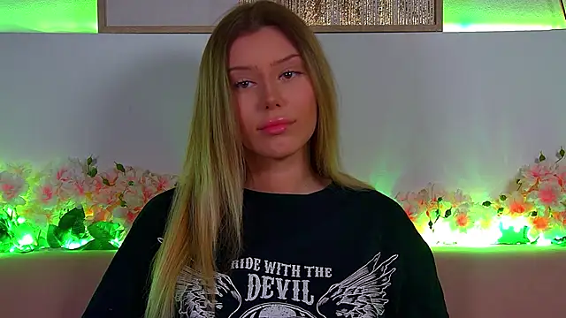 Snapshot of LiliaBianka chatting on 02-18-25, 03:54 LiliaBianka online show from 02-18-25, 03:54
