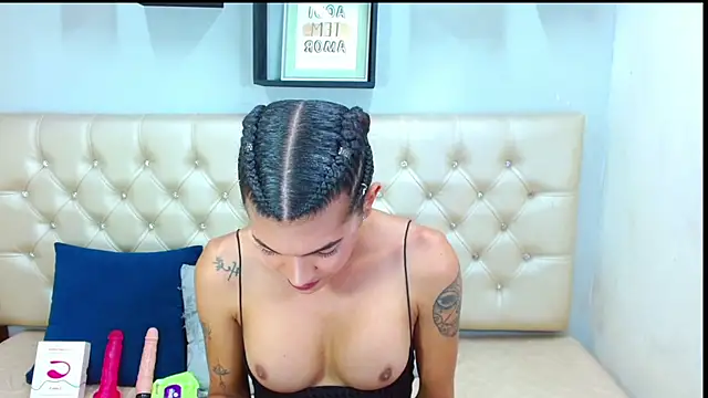 Snapshot of lucia_marks chatting on 01-19-25, 03:10 lucia marks online show from 01-19-25, 03:10