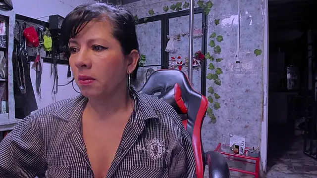 Snapshot of Erlinda-engel chatting on 01-06-25, 12:02 Erlinda-engel online show from 01-06-25, 12:02