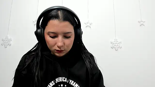 Snapshot of cami-01 chatting on 12-22-25, 01:30 cami-01 online show from 12-22-25, 01:30