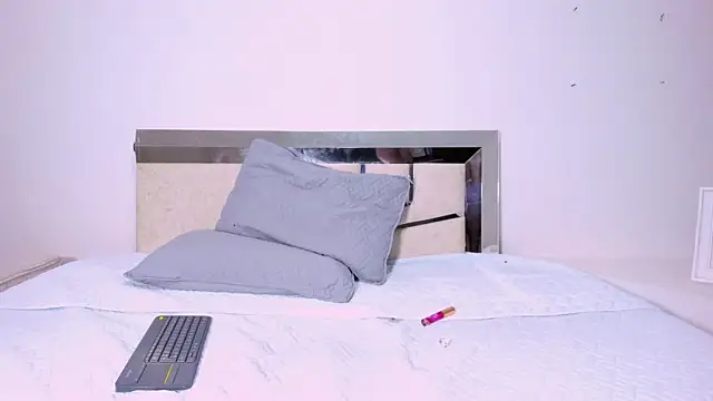 LaurenSnow online show from 03-01-25, 07:26