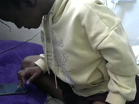 Ma-yolo001 online show from 10-06-25, 09:18