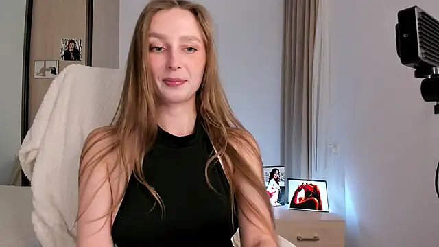 CharlotteWells online show from 11-11-25, 03:01