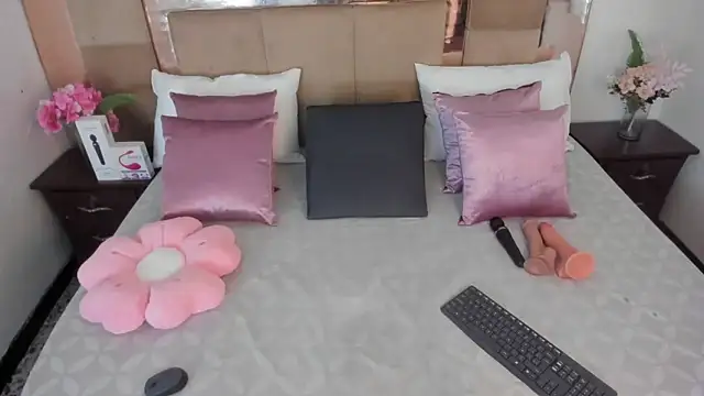 Snapshot of LizBrook chatting on 03-11-26, 07:31 LizBrook online show from 03-11-26, 07:31