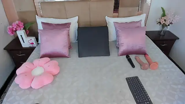 Snapshot of LizBrook chatting on 03-14-26, 07:30 LizBrook online show from 03-14-26, 07:30